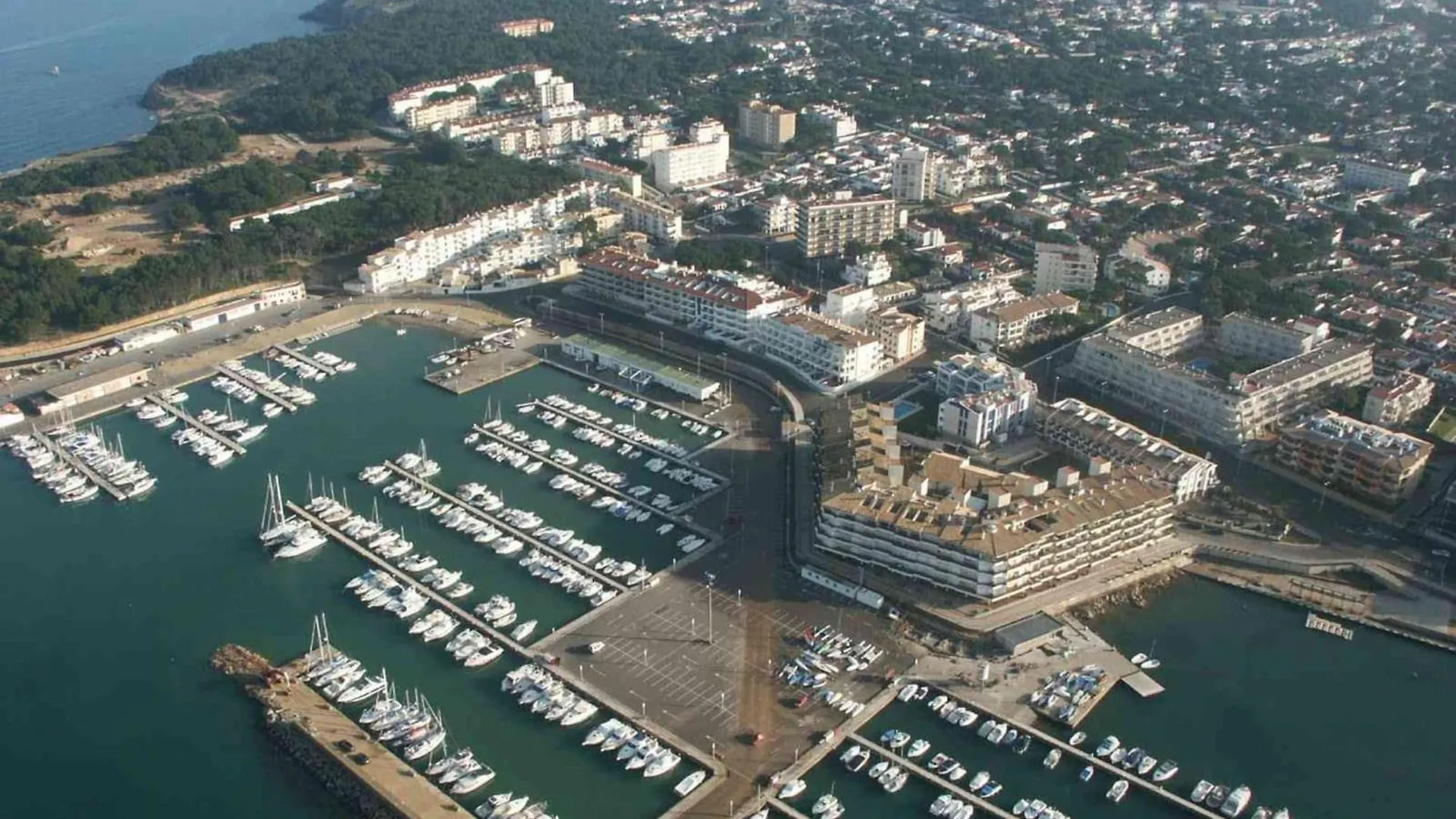 The Apartment In L'Escala Has 2 Bedrooms 4 Pax